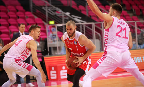 通过果断的 通过果断的